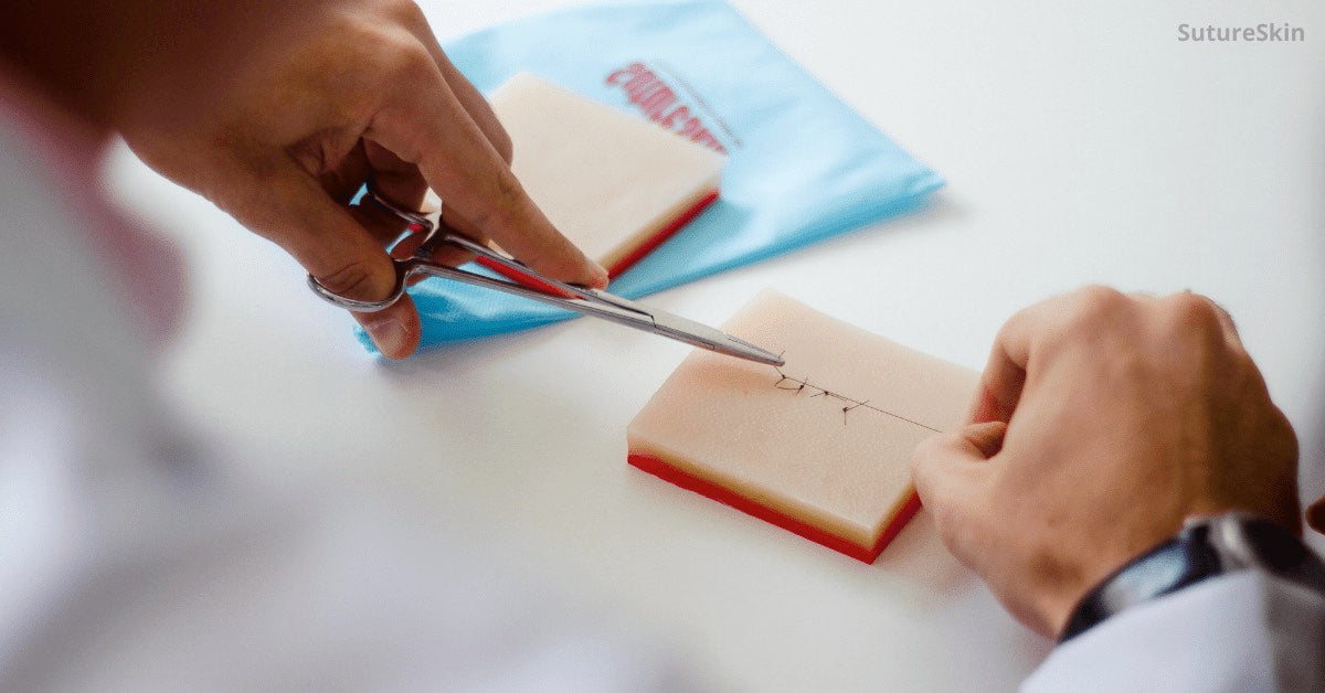 Aluno de medicina/odonto/veterinaria treinando sutura em pele sintetica da sutureskin com seu kit sutura